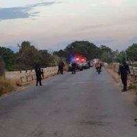 Queman vehículos y bloquean vialidades en Apatzingán y Buenavista