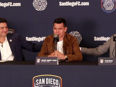“Chucky” Lozano llora en su presentación con el San Diego FC
