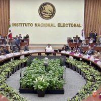 El INE rechaza indagar granjas de bots contra AMLO; carece de base legal, dice