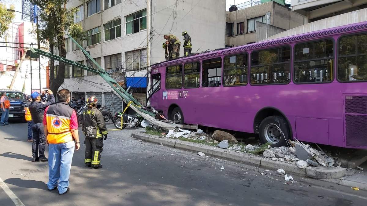 El autobús derribó dos postes