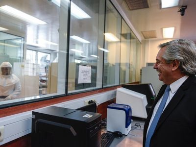 ¡Orgullo nacional! "Ustedes hacen historia", les dijo Alberto Fernández a los expertos del Malbrán
