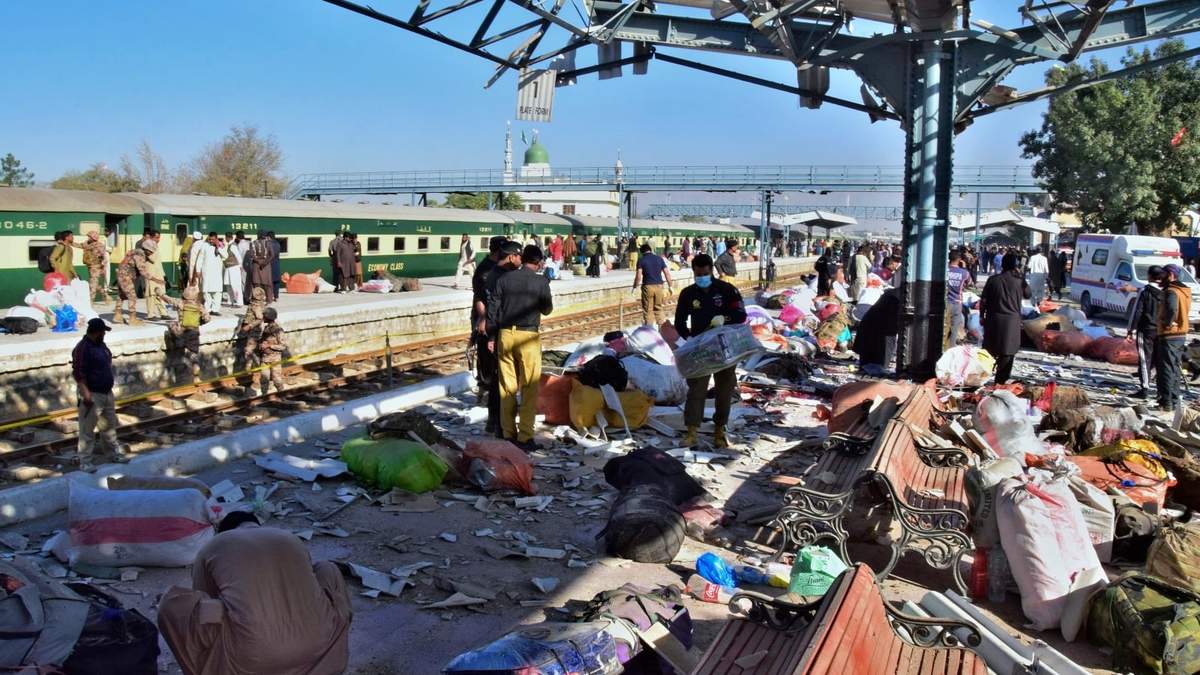 Personal de seguridad examina el sitio donde explotó una bomba en una estación de tren en Queta, Pakistán