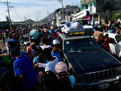 Los residentes en Acapulco se arreglan solos ante la falta de ayuda después de Otis (Video)