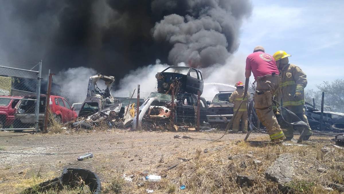Bomberos combaten el incendio en el deshuesadero