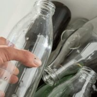 Un toque de pintura y listo: reciclá botellas de vidrio y hacé un tesoro decorativo para tu casa