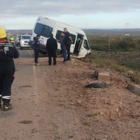 Una combi con trabajadores chocó contra pilotes en la Ruta 17 y hay varios heridos