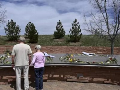 Biden conmemora 25 años de Columbine pidiendo al Congreso más restricciones a la posesión de armas