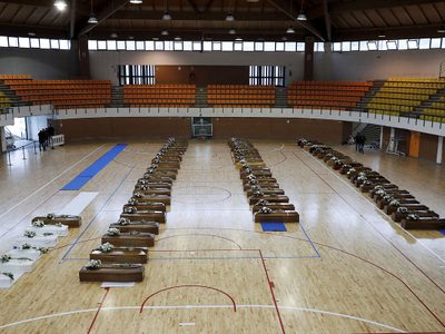 Italia: llenan estadio con ataúdes de migrantes víctimas de naufragio