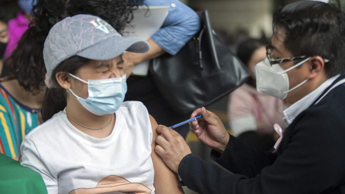 Vacunación contra el covid a una menor en la CDMX