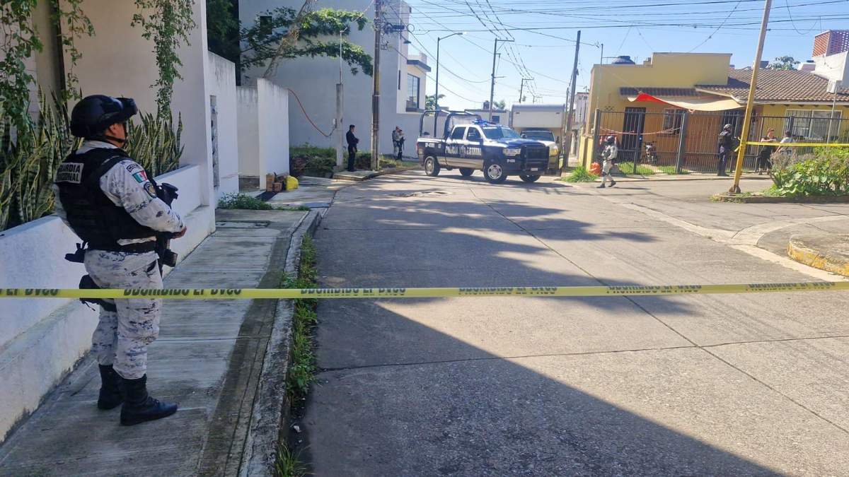 Autoridades resguardan el domicilio del director del penal de La Toma, Veracruz, donde fue baleado y asesinado
