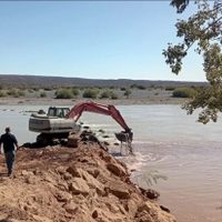 Realizan el dragado del río Neuquén en zonas de bombeo para garantizar la provisión de agua potable