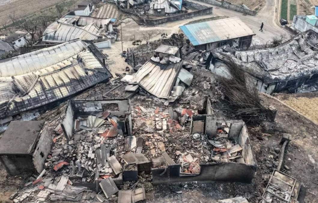 Casas quemadas se ven en un poblado dañado por incendios forestales en Yeongyang, Corea del Sur
