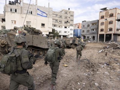 Israel combate a milicianos en ciudades de Gaza, los civiles siguen atrapados en el fuego cruzado