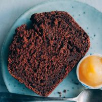 Bizcochuelo de chocolate húmedo y bajo en calorías: vas a amar esta receta para merendar en casa