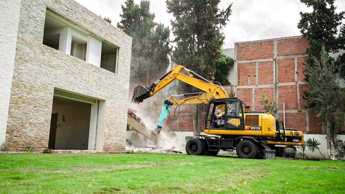 El inicio de la demolición de la Casa de Gobierno de Hidalgo