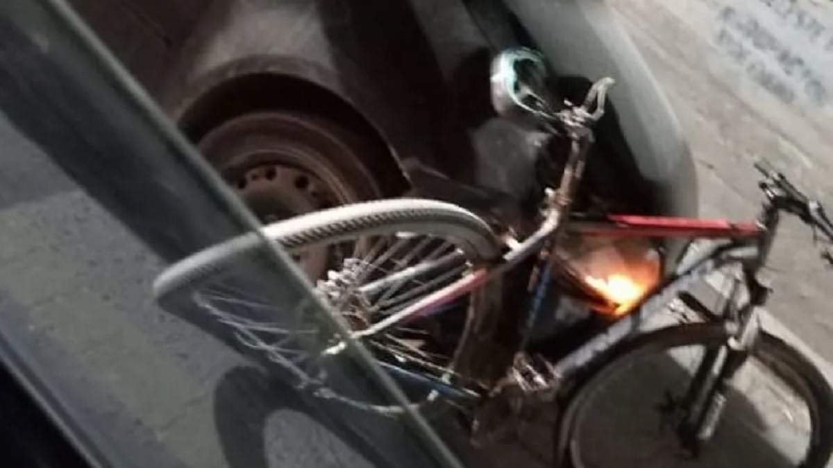 La ciclista chocó contra una columna del puente y fue embestida por un automovilista que circulaba en su mismo sentido. Fuente (Noticiasnqn)