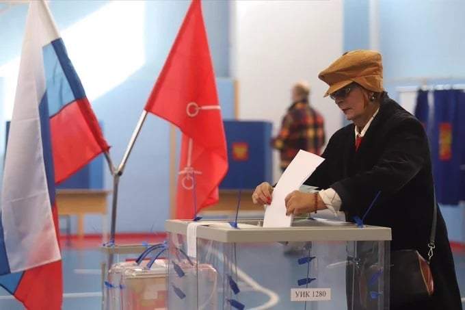 Una mujer vota en las elecciones parlamentarias en 2021 en San Petersburgo