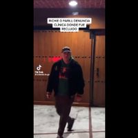 Ricardo O’Farrill regresa a clínica en la que fue internado y a gritos denuncia maltrato (Video)