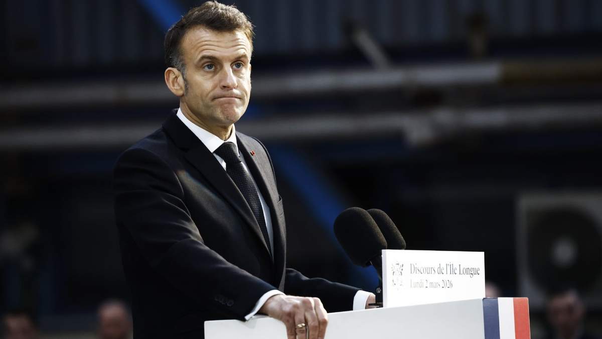 El presidente francés Emmanuel Macron pronuncia un discurso junto al submarino "Le Temeraire", en la base naval de submarinos nucleares de Ile Longue, en Crozon, Francia