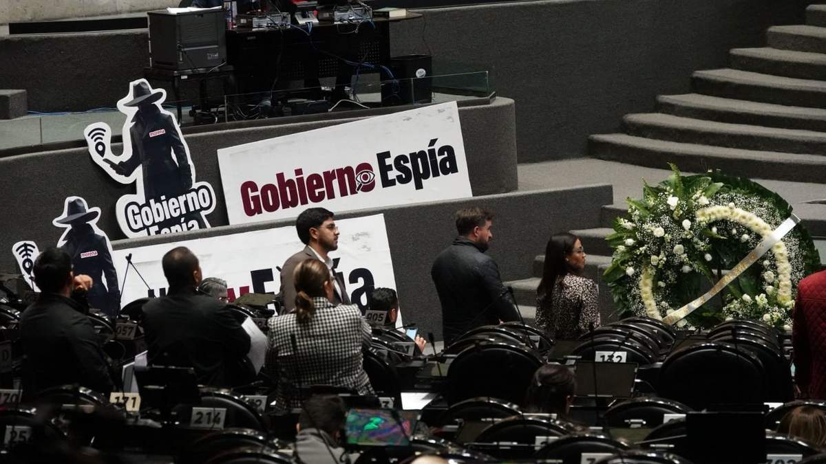 Un cartel con la leyenda “Gobierno Espía” así como una corona de flores se observa durante la sesión del periodo extraordinario en la que se discute la Ley de Seguridad Pública.?