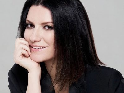 Laura Pausini enseñó sus encantos en un vestido repleto de transparencias y ¡de talla pequeña!