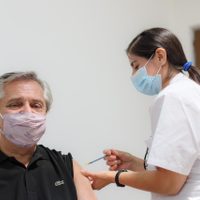 Alberto Fernández aseguró que la vacuna rusa "está dando buenos resultados" en Argentina