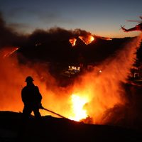 Nuevos incendios en Los Ángeles provocan más desalojos; suman 28 muertos