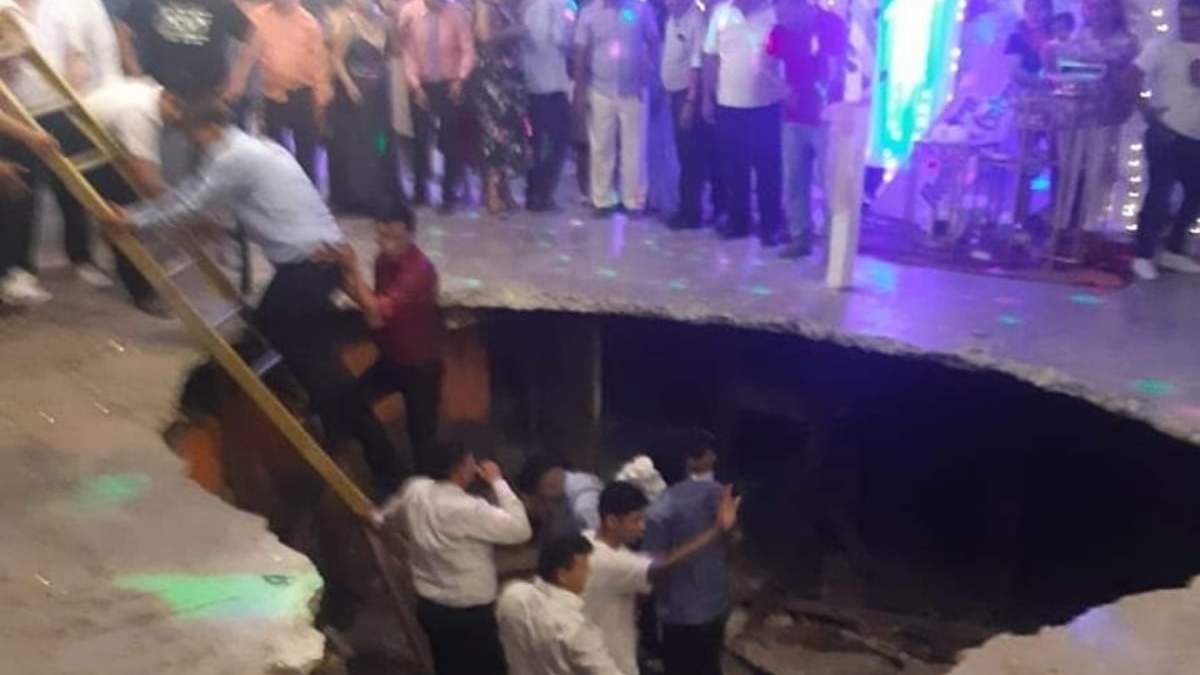 Los estudiantes fueron sacados del socavón con una escalera