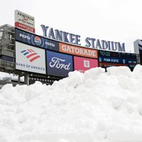 Tormenta invernal complica los viajes de fin de año en Nueva York; tres muertos en California