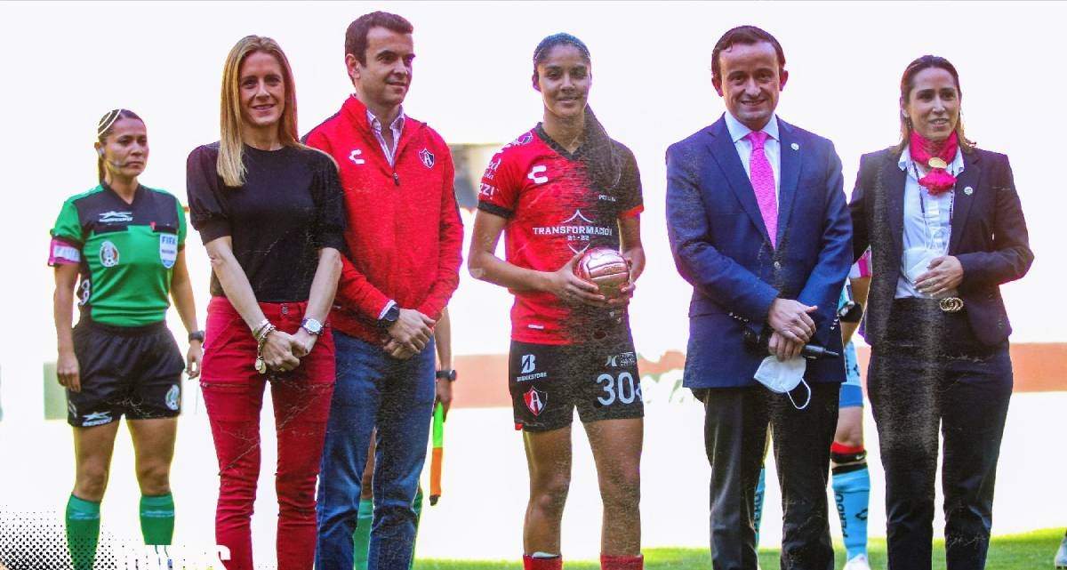 Alison González recibió el Balón de Oro a la Mejor Jugadora Menor de la Temporada 2020-2021