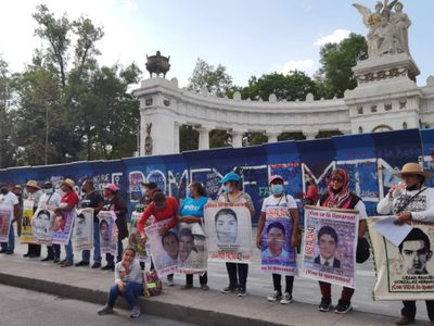 Familiares de los 43 normalistas refrendan clamor de justicia a 92 meses de su desaparición