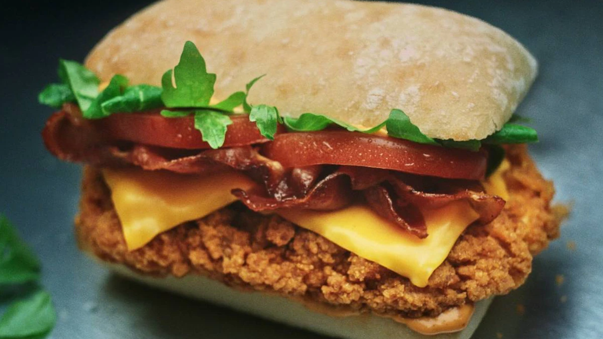 Hamburguesa cuadrada de pollo. Fuente: (Instagram)