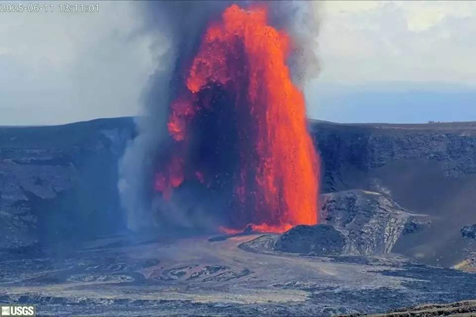 El volcán Kilauea, en Hawái, expulsó lava que alcanzó más de cien metros de altura