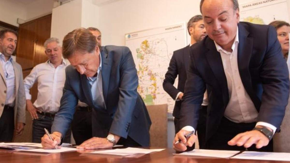 El ex gobernador Suárez firmando el traspaso de acciones para la empresa de Manzano.
