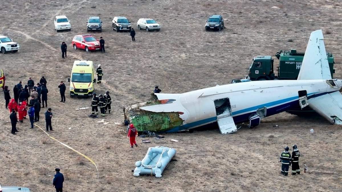 Los restos del avión Embraer 190 de Azerbaijan Airlines yacen en el suelo cerca del aeropuerto de Aktau, Kazajstán, miércoles 25 de diciembre de 2024