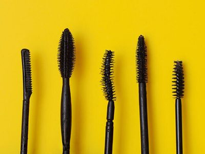 Pensá dos veces antes de tirar los cepillos de las máscaras de pestañas usadas: mirá estas ideas