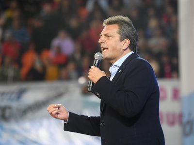 Sergio Massa: movimientos sociales le entregaron un paquete de medidas para que implemente si asume