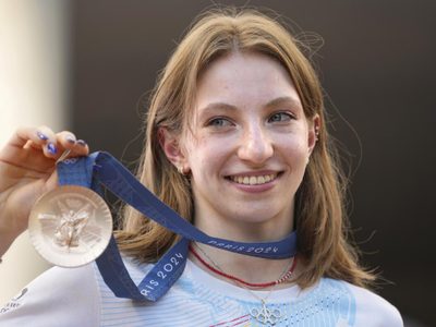 Ana Barbosu recibe la medalla de bronce que le quitaron a la gimnasta Jordan Chiles