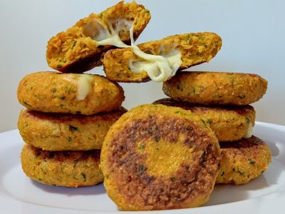 Hamburguesas de zanahoria rellenas de mucho queso: con 4 ingredientes, la receta perfecta para este verano