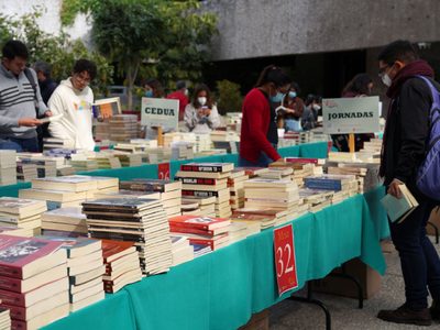 Tras dos años de ausencia, regresó la venta especial de libros de El Colegio de México