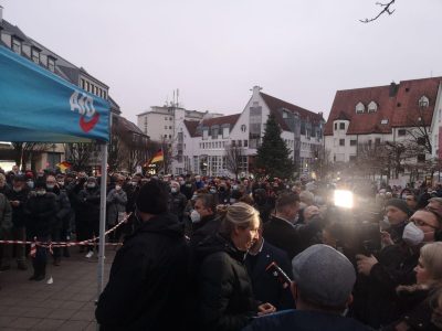 Un hombre hizo el saludo fascista en una protesta en Alemania; pagará multa de 2 mil 100 euros