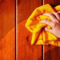 El favorito de las abuelas: prepará este efectivo limpiador para madera usando solo 2 ingredientes