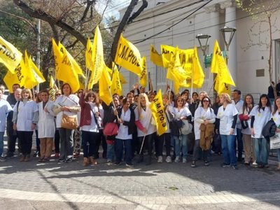 Médicos exigen un aumento del 40% igual al del gobernador