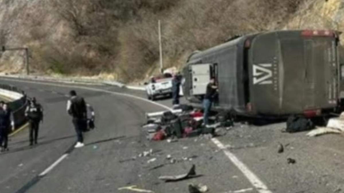 El autobús de Guillermo Garza Cantú, exvocalista de La Adictiva, tuvo un accidente a la altura del kilómetro 158, en la autopista Durango-Mazatlán