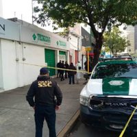 “Justiciero” dispara a dos asaltantes en un microbús y mata a uno de ellos