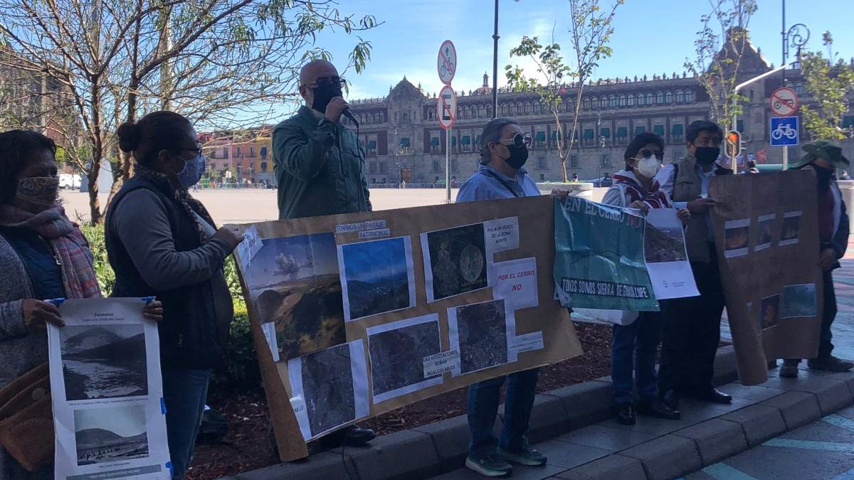 Los manifestantes protestaron afuera del Antiguo Palacio del Ayuntamiento