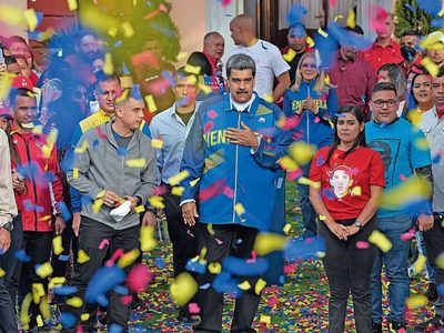 Una década después, y pese a la catástrofe, Maduro sigue allí