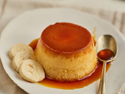 Flan de banana split: vas a alucinar con esta receta que combina sabores únicos y que es muy fácil de hacer
