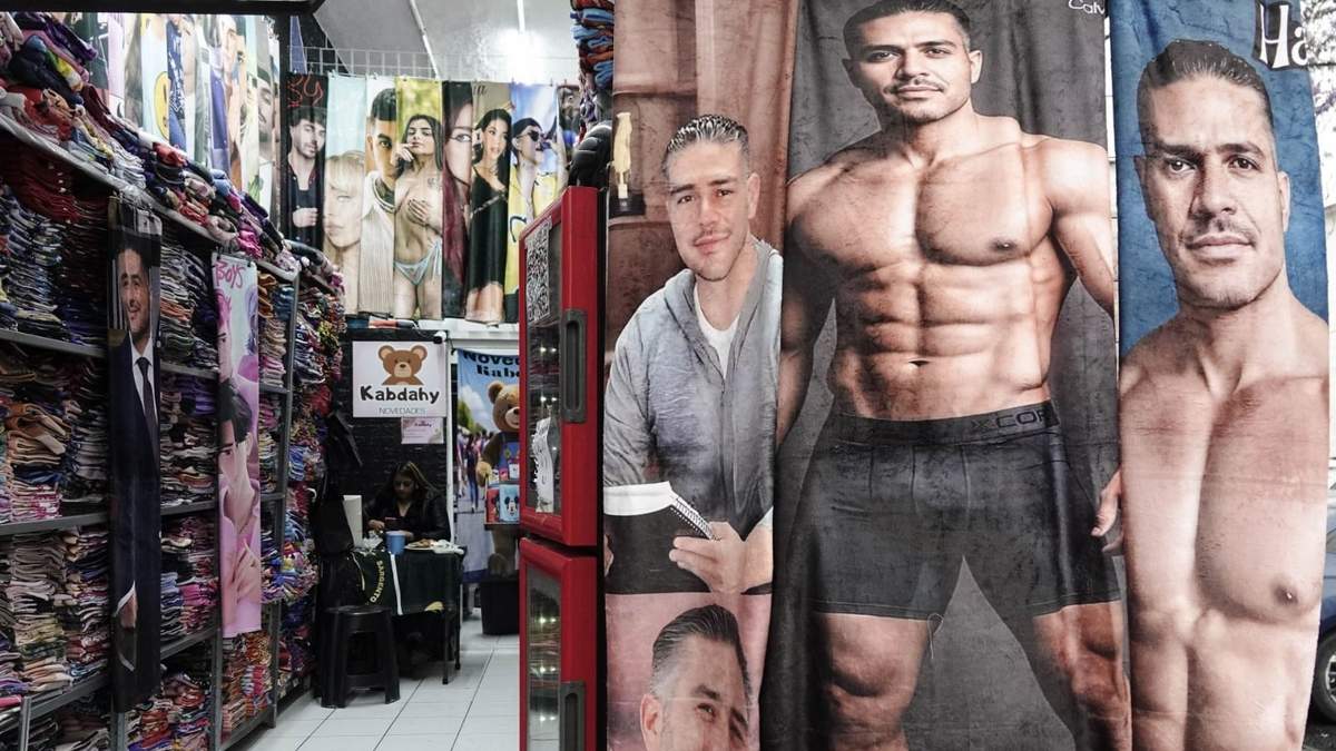 Venta de cobijas con la imagen de García Harfuch