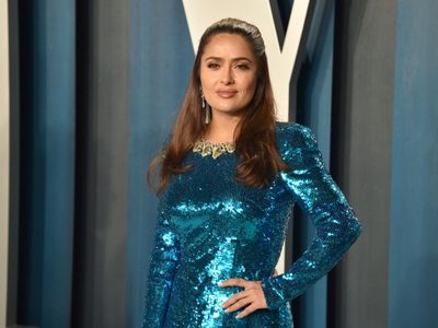 ¡¿Qué hace?! Salma Hayek y la extraña fotografía que recorre las redes